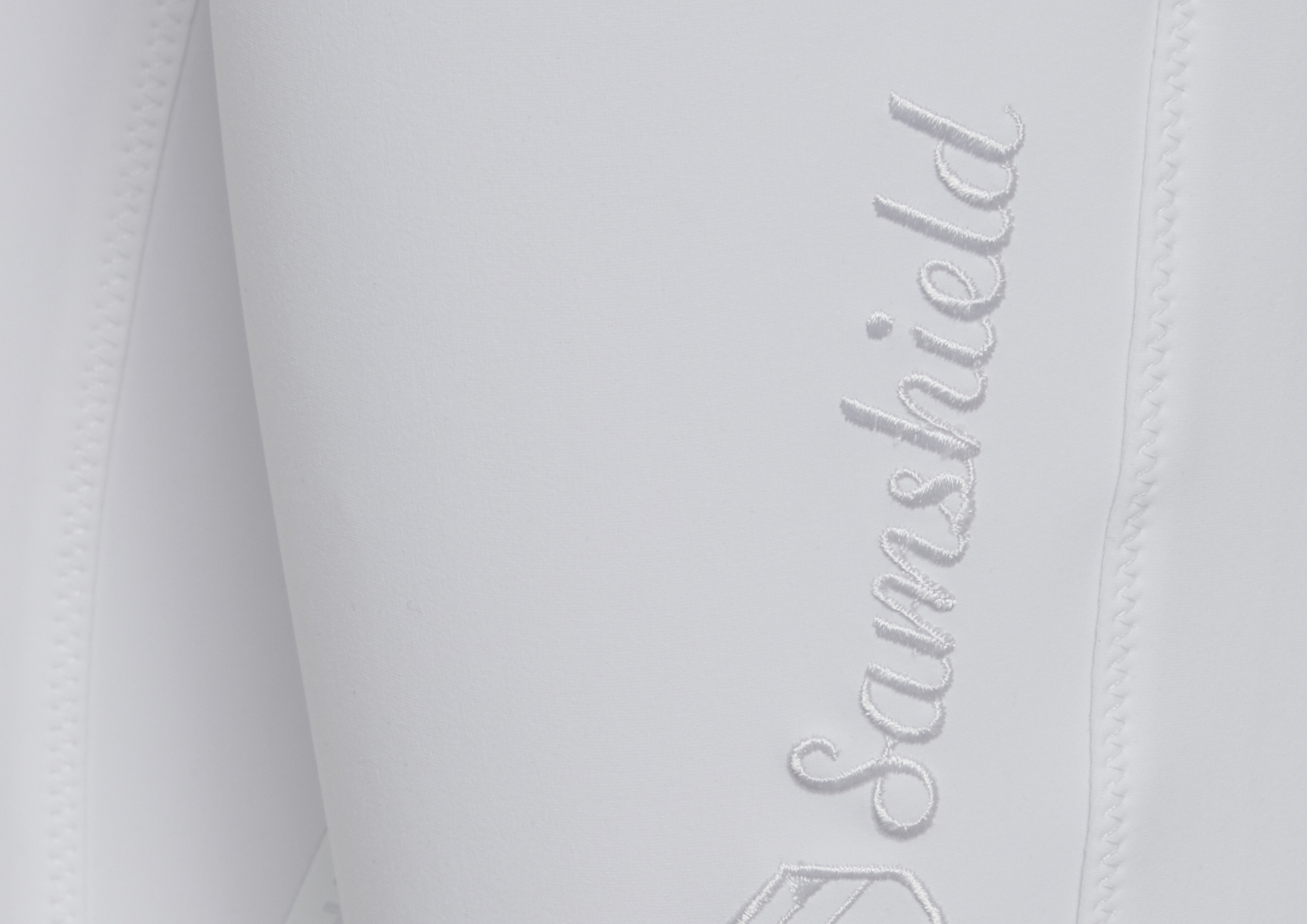 CHLOE_EMBROIDERY_KNEE_GRIP_WHITE_DETAIL