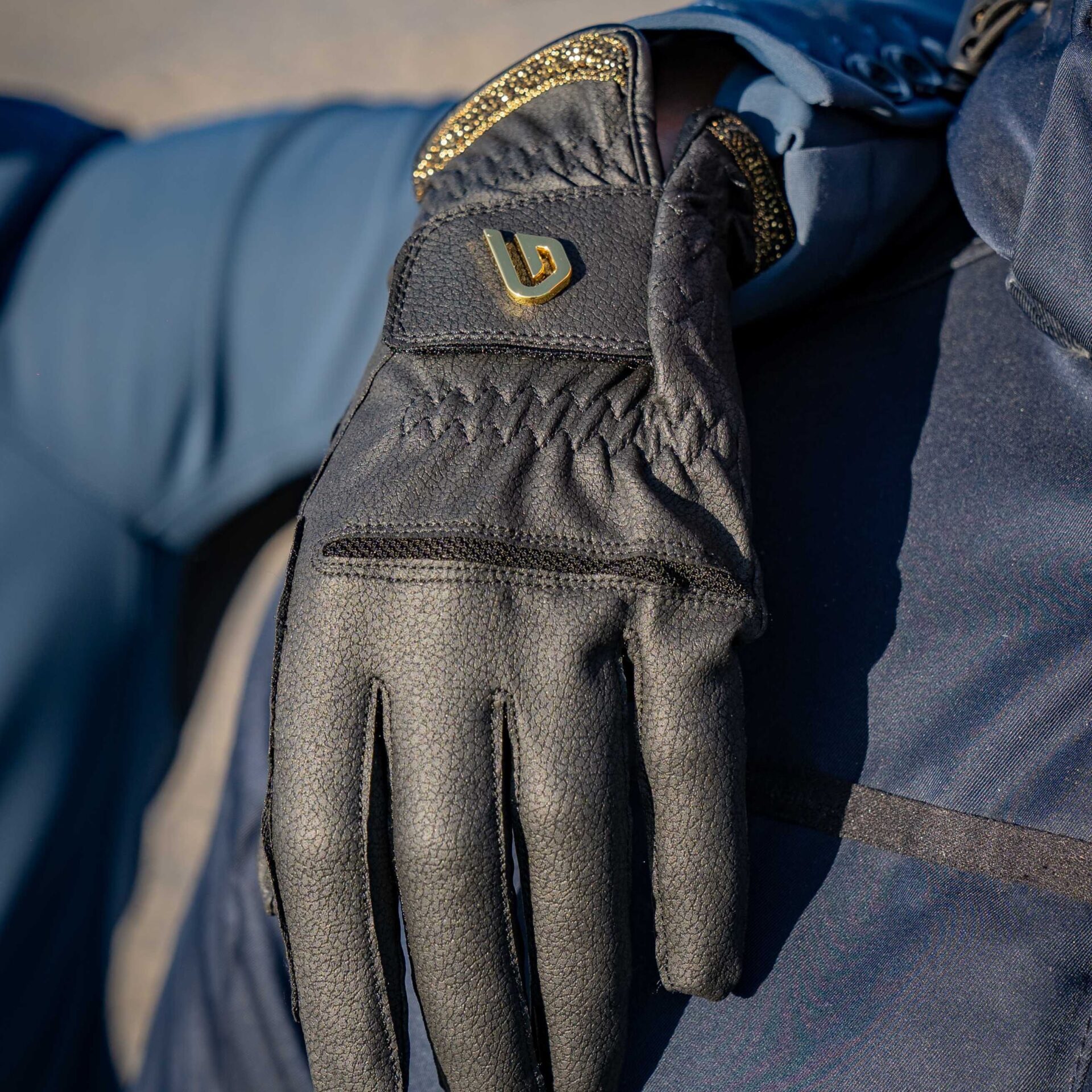 black-gold-1-DpHBaaT9-2